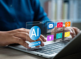 Investitore crypto alle prime armi che si avvicina ai fondamenti del trading automatico basato sull'IA